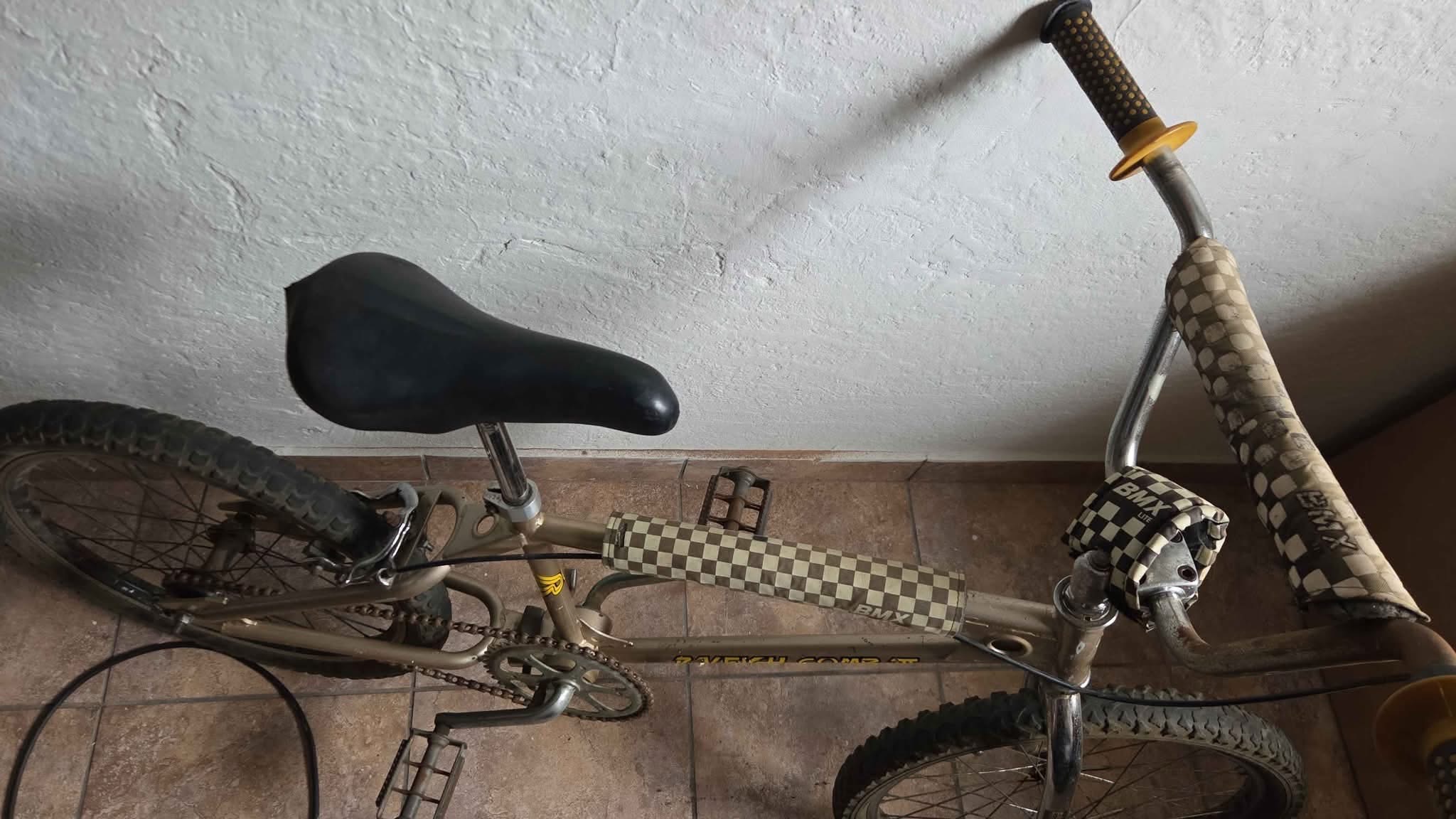 Raleigh Comp III saddle, handlebars and worn chequered BMX pads