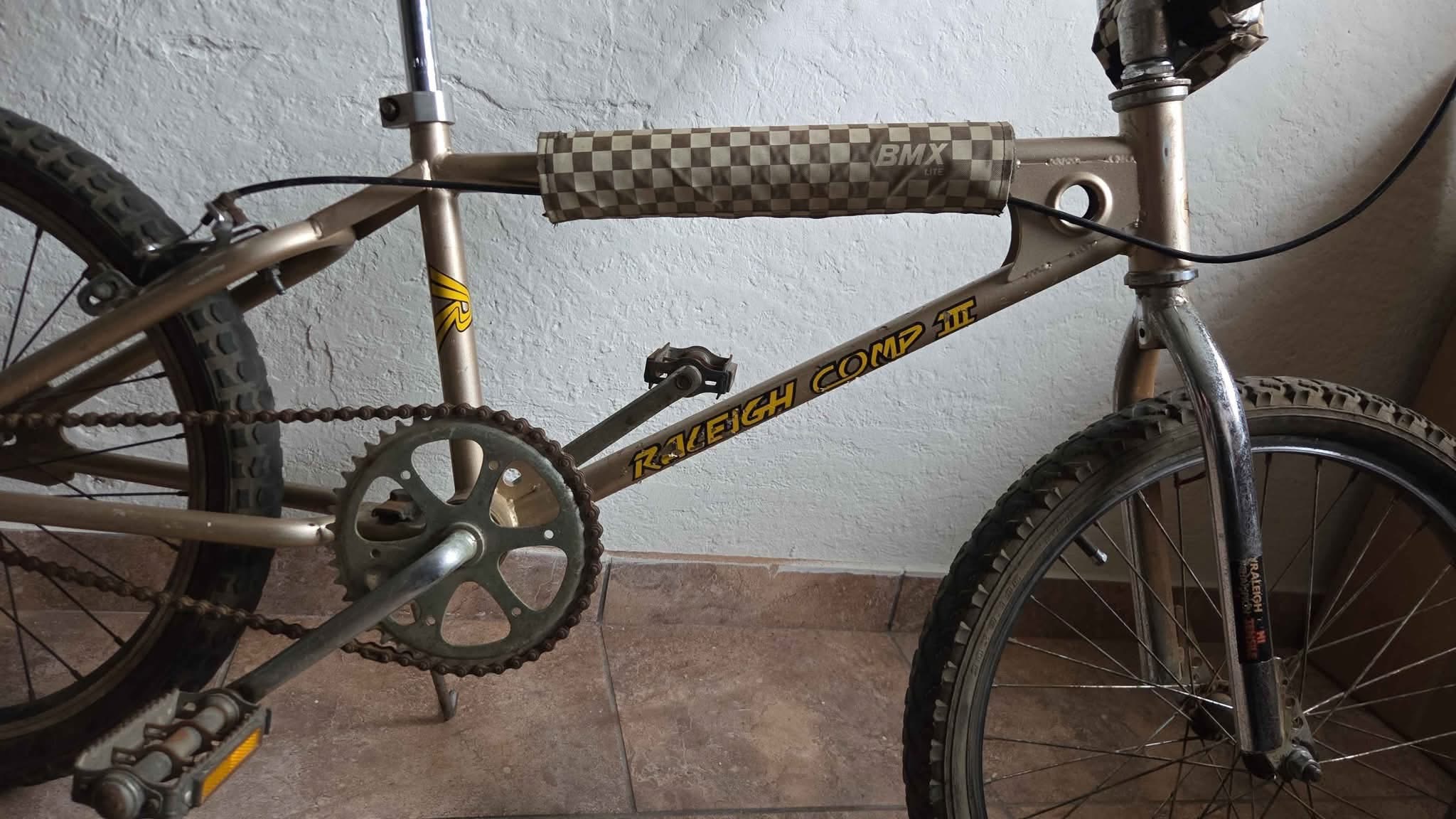 Raleigh Comp III frame, drivetrain and original graphics before restoration